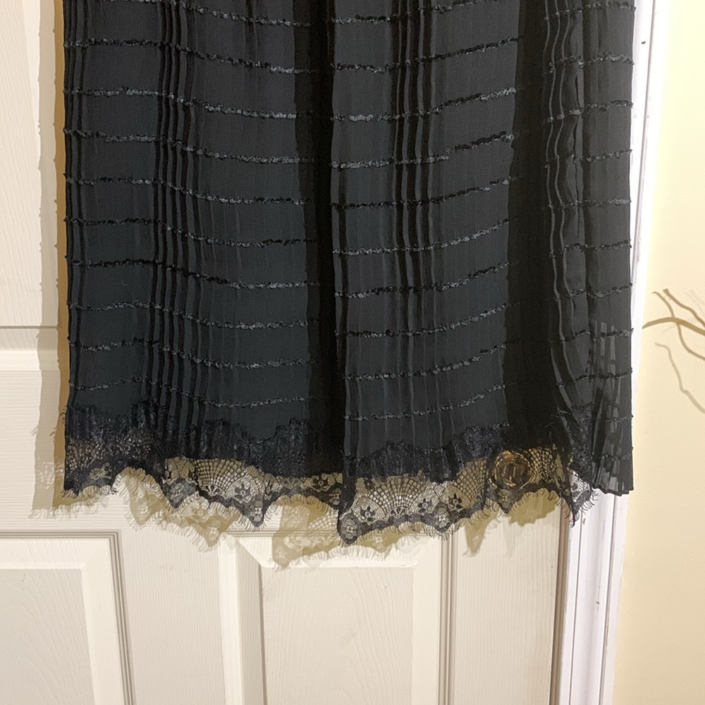 Black skirt. Pleated. Lace at the bottom of the front. Size M. - Picture 9 of 12